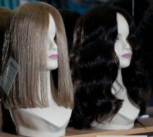 Уход за париком: как не испортить искусственные волосы