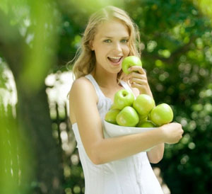 Яблочная питательная маска для лица